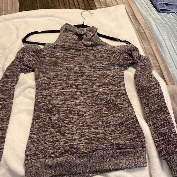 purple top with cut out shoulders .. light material - Picture 1 of 2